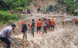 Tanah Longsor Tutup Jalur Tasikmalaya-Pangandaran, 70 KK Terisolasi<