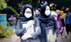 Tangis Keluarga dan Warga Iringi Pemakaman Jenazah Pilot NAM Air di Pekalongan