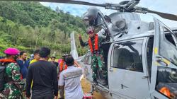 TNI Distribusikan Bantuan untuk Korban Gempa di Desa Terpencil dengan Helilopter
