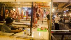 Pedagang Daging Sapi Tetap Berjualan Meski Sepi Pembeli di Bandung