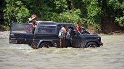 Pelajar Aceh Nekat Menyeberangi Sungai Deras karena Jembatan Rusak sejak 2004