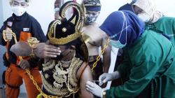 Ketakutan Melihat Jarum, Tokoh Wayang Ini Dirantai saat Disuntik Vaksin Covid-19