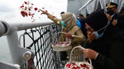 Tangis Keluarga Korban dan Kru Sriwijaya Air Pecah saat Tabur Bunga