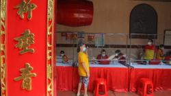 Jelang Tahun Baru Imlek, 1.500 Lansia Dapat Angpau