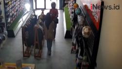 Rekaman CCTV Kasir Toko Alat Olahraga Dihipnotis di Kota Bekasi