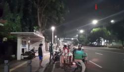 Video Viral Pasangan Sejoli Mesum di Halte Bus Senen Jakarta Digerebek Ojol