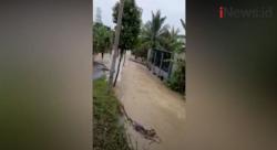 Video Tanggul Waduk Sundulan Jebol, Ratusan Rumah di Tuban Terendam Banjir<