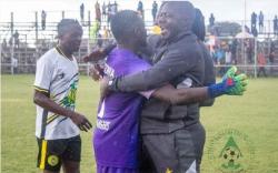 Pelatih Ini Dihukum Federasi Gara-Gara Buang Air Kecil di Tiang Gawang