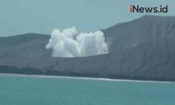 Video Erupsi Gunung Anak Krakatau Berstatus Waspada