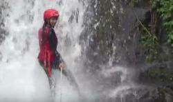 Menikmati Rappeling  di Air Terjun Curug Pitu Sigaluh Banjarnegara 