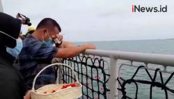 Video Duka Mendalam Keluarga Korban Pesawat SJ-182 saat Tabur Bunga