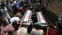 Suasana Haru Pemakaman Ibu dan Anak Korban Sriwijaya Air, Putri Pertama Belum Ditemukan