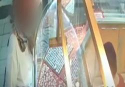 Video Rekaman CCTV Wanita Bawa Kabur Logam Mulia 300 Gram di Depok