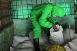 Video Petugas di Dumai Amankan 550 Karung Berisi Alat Kesehatan Bekas Pakai