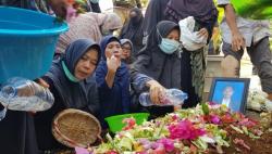 Isak Tangis Keluarga Iringi Pemakaman Korban Sriwijaya Air SJ-182 Asal Lubuklinggau<