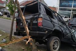 Oleng Masuk Sebrang Jalan, Kijang Ditabrak HiAce