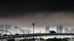 Jakarta Hujan, Langit Ibu Kota Diselimuti Awan Gelap