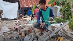 Video Warga Korban Gempa di Sulbar Mengais Rezeki dari Sisa Reruntuhan Bangunan