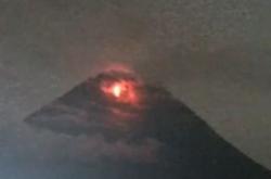 Video Gunung Merapi Keluarkan Lava Pijar 