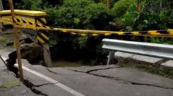 Video Jembatan Penghubung Antar Kabupaten di Bojonegoro Longsor Diterjang Banjir