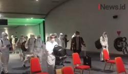 Video Ratusan Warga Tiongkok Berpakaian APD Tiba di Bandara Soetta