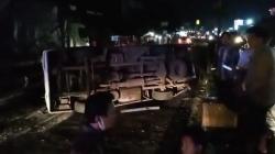 Hindari Motor, Elf Terguling di Pantura Cirebon, Penumpang dan Sopir Luka-luka