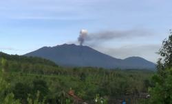 Gunung Raung Alami Gempa Tremor, Dentuman Terdengar dari Jarak 16 Km 