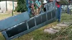 Video Warga Temukan Benda Mirip Sayap Pesawat di Pantai Bintan Kepri
