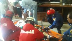 Jatuh di Lantai 2, Nenek Berbobot 100 Kg Dievakuasi Petugas Damkar