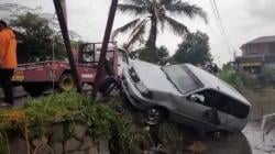 Mobil Pejabat Kecamatan Purbaratu Tasikmalaya Nyungsep ke Kolam Ikan
