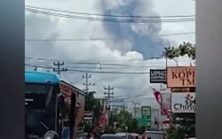 Video Gunung Merapi Kembali Meletus Keluarkan Awan Panas<