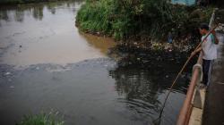 Sungai Citarum Tercemar Limbah, Air Berubah Jadi Hitam