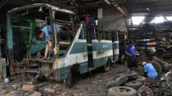 Nasib Angkutan Kopaja Tua, Dipotong-potong dan Dijual Kiloan