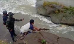 Mayat Tersangkut Bebatuan di Sungai Comal Berhasil Dievakuasi