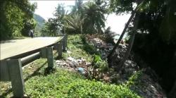 Jorok dan Bau, Sampah Berserakan di Pinggir Jalan Tapaktuan – Medan Aceh Selatan