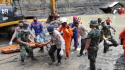 Tim SAR Evakuasi Korban Meninggal akibat Longsor Tambang Tanah Bumbu