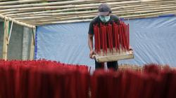 Melihat Proses Pembuatan Hio, Produksi Meningkat Jelang Imlek 