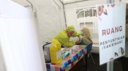 Potret Tenaga Kesehatan Puskesmas Cengkareng Disuntik Vaksin Covid-19 Tahap Dua