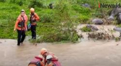 Detik-Detik Evakuasi 2 Petani Terjebak Air Bah di Padang
