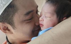 Dijuluki Baba Idaman, Ini 5 Potret Gemas Adly Fairuz dengan Buah Hati Ardashir Behrouz Al Barraq