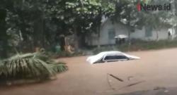 Detik-Detik 2 Mobil Hanyut akibat Luapan Sungai Paruk Banyumas