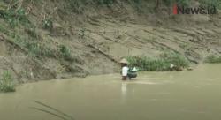 Video Ibu Nekat Terobos Arus Sungai di Grobogan saat Cari Kakek Hanyut