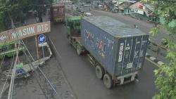 Kendaraan Berat Dialihkan ke Tengah Kota Imbas Longsor Tol Surabaya-Gempol 