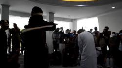 Pasangan Homo Dicambuk di Aceh, Algojo Harus Ganti Rotan karena Patah saat Eksekusi