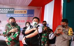 Pagi Ini, Herman Deru Disuntik Vaksin Corona Dosis Kedua<