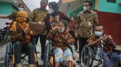 Mensos Tri Rismaharini Kunjungi Penyandang Disabilitas di Solo