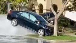 Tabrak Hydran di Trotoar, Mobil Toyota Camry Ini Terbang Tersembur Air 