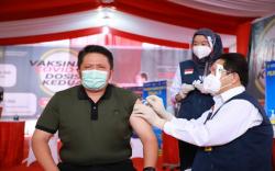 2 Kali Disuntik Vaksin, Herman Deru: Tak Ada Alasan untuk Ragu<