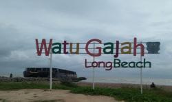 Diterjang Angin Kencang, Kapal Tongkang Terdampar di Pantai Watu Gajah Rembang