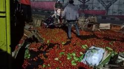 Apes, Truk Terguling di Depan SPBU, 6,5 Ton Tomat dan Sayur Berserakan di Jalan